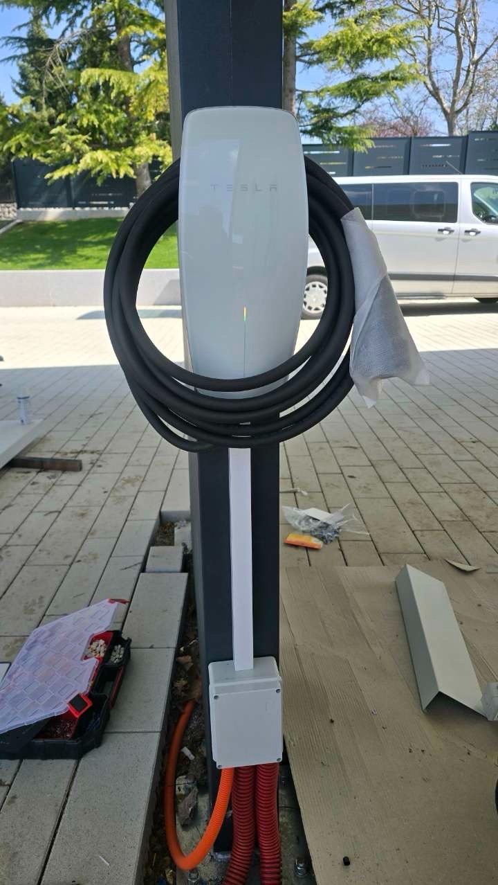 Stenska polnilnica za električna vozila, montirana na stebru