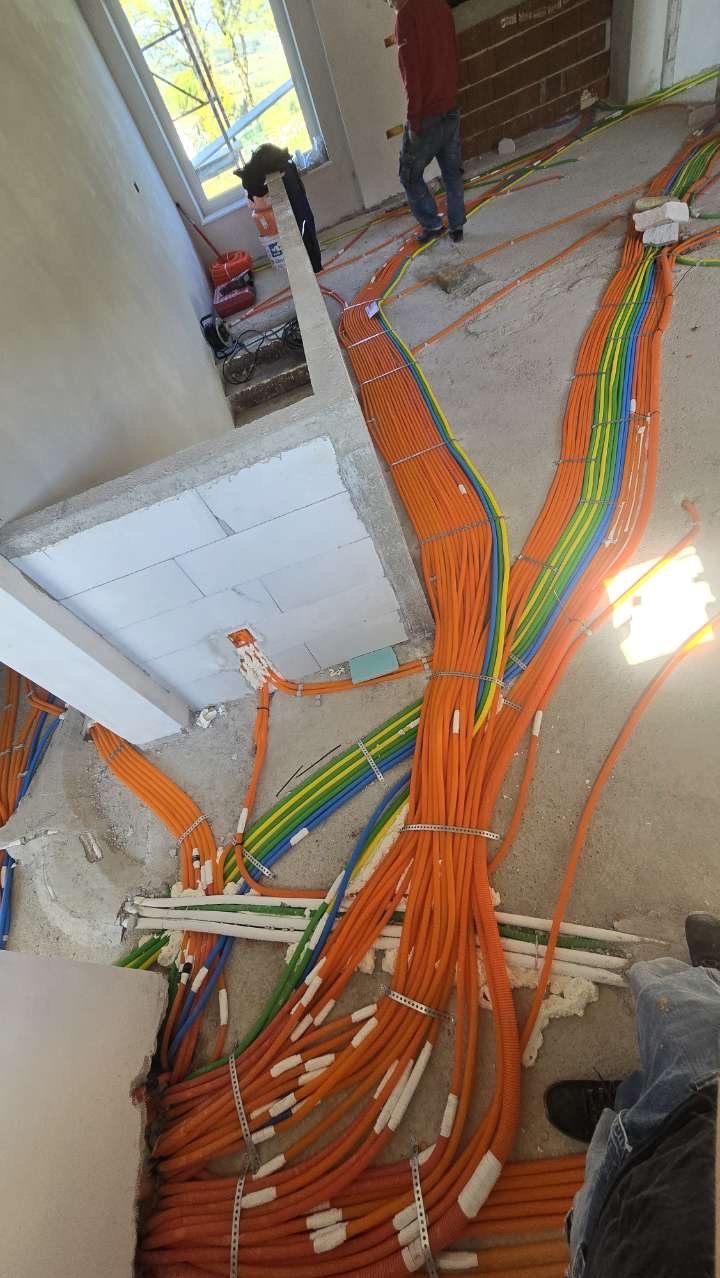 Gosto speljani in označeni elektro vodi po betonski plošči pred vlivanjem estriha